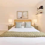 The Gwendolen Retreat - Inviting 2Bdr Apartment With Balcony