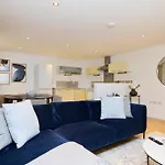 The Gwendolen Retreat - Inviting 2Bdr Apartment With Balcony