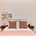 The Gwendolen Retreat - Inviting 2Bdr Apartment With Balcony