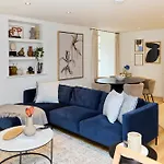 The Gwendolen Retreat - Inviting 2Bdr Apartment With Balcony