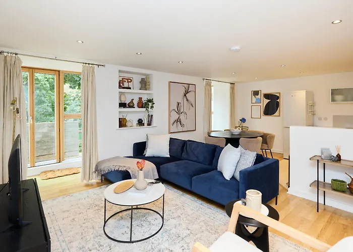 The Gwendolen Retreat - Inviting 2Bdr Apartment With Balcony