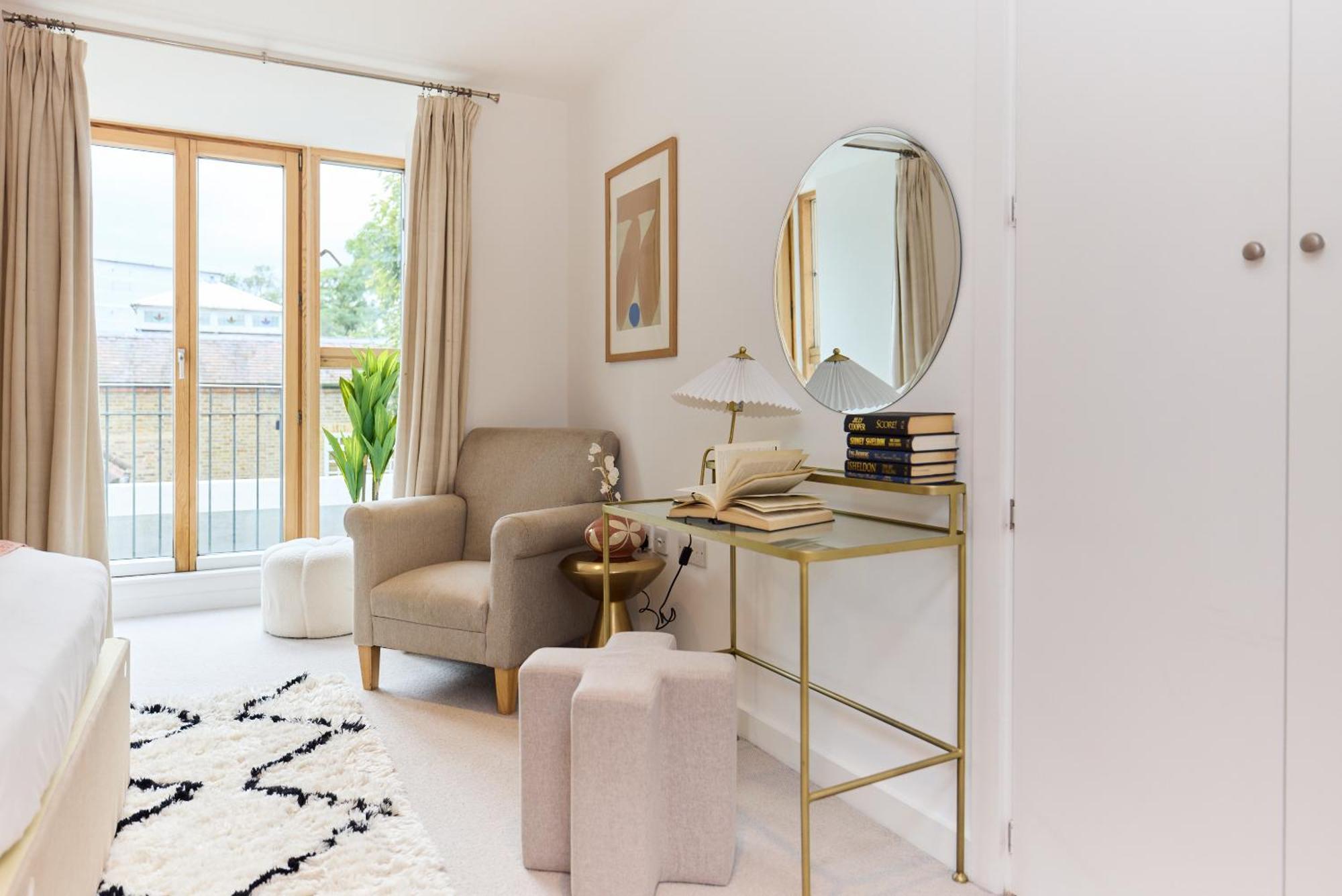 The Gwendolen Retreat - Inviting 2bdr With Balcony Apartment London
